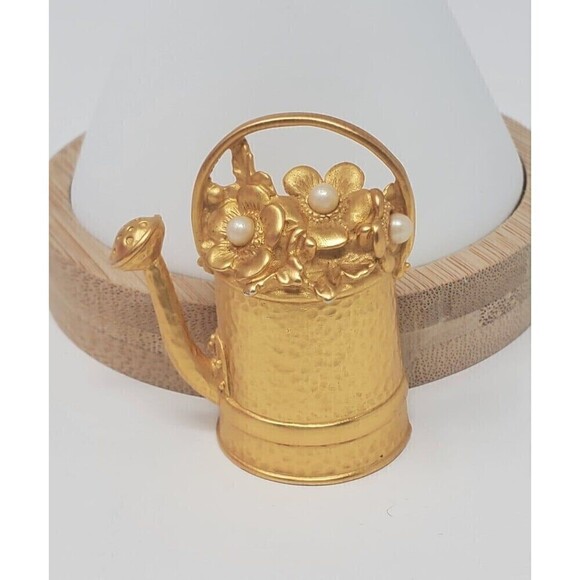 VINTAGE NOVELTY BROOCH WATERING CAN FLOWERS FAUX PEARLS HAMMERED MATTE GOLD - Picture 1 of 11